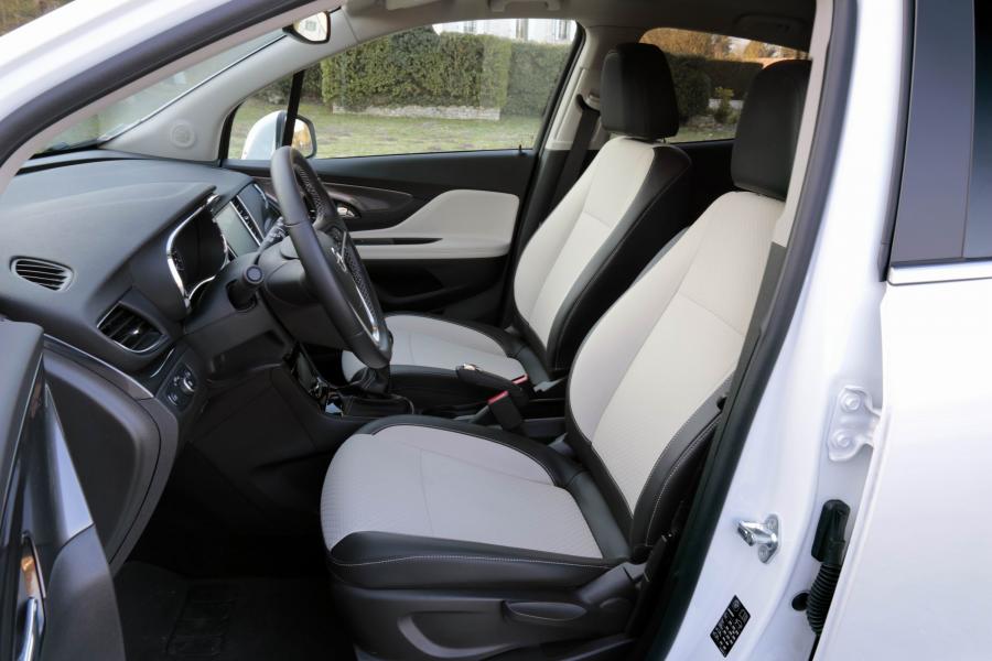 Интерьер Opel Mokka X 2016 года  (фото 23 из 48)